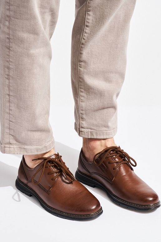 le scarpe da uomo sono allacciate