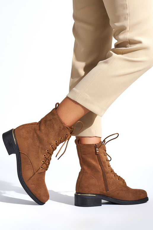 scarpe da donna marroni allacciate su...