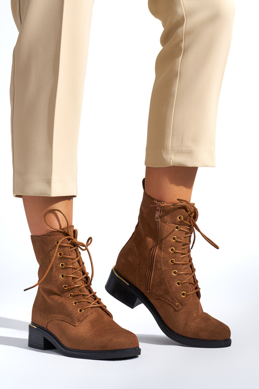 scarpe da donna marroni allacciate su...