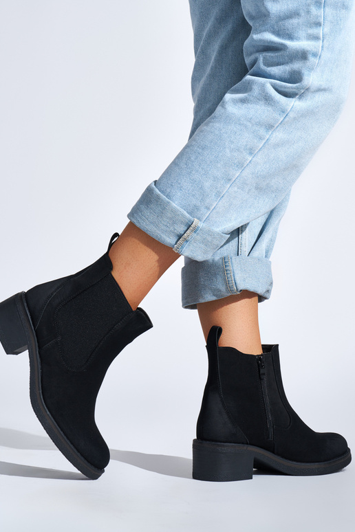 scarpe da donna nere su un palo basso