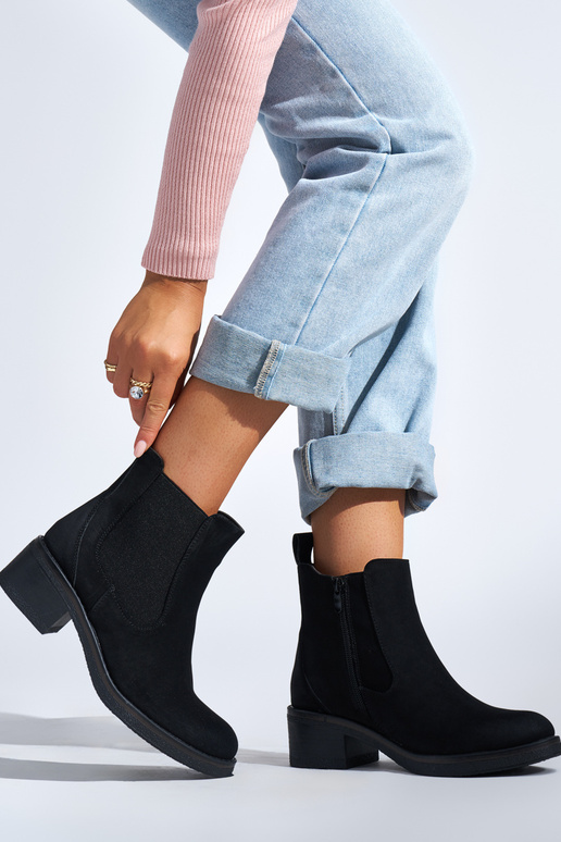 scarpe da donna nere su un palo basso