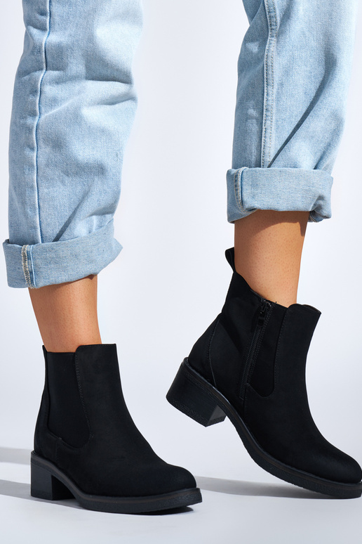 scarpe da donna nere su un palo basso