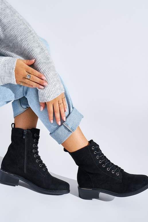 scarpe da donna nere allacciate su un...