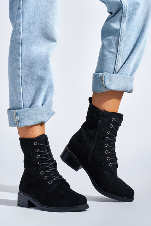 scarpe da donna nere allacciate su un...