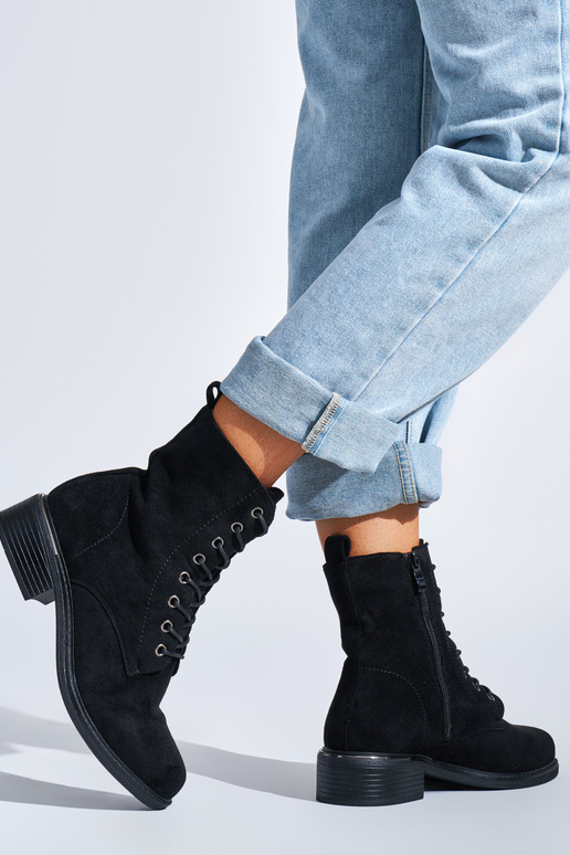 scarpe da donna nere allacciate su un...