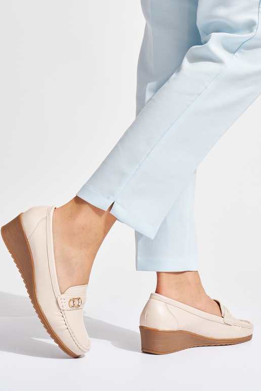mocassini da donna beige con fibbie