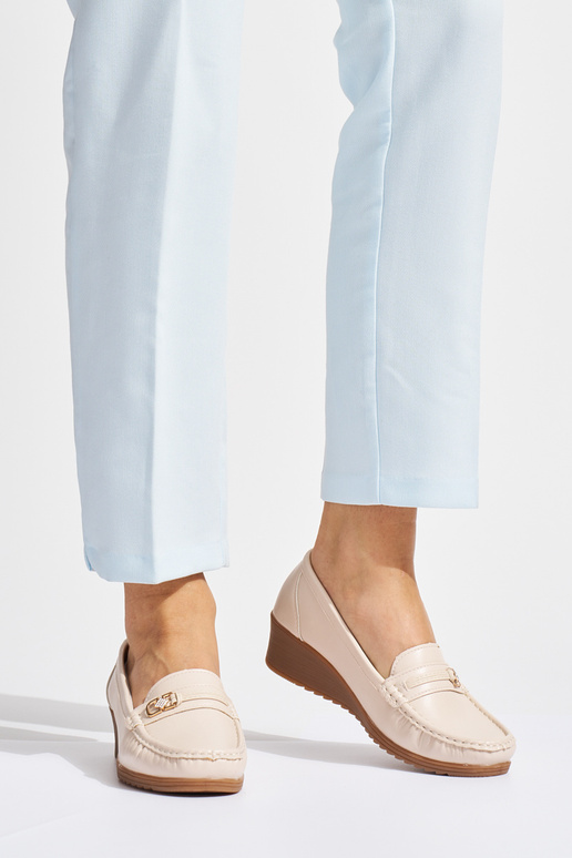 mocassini da donna beige con fibbie
