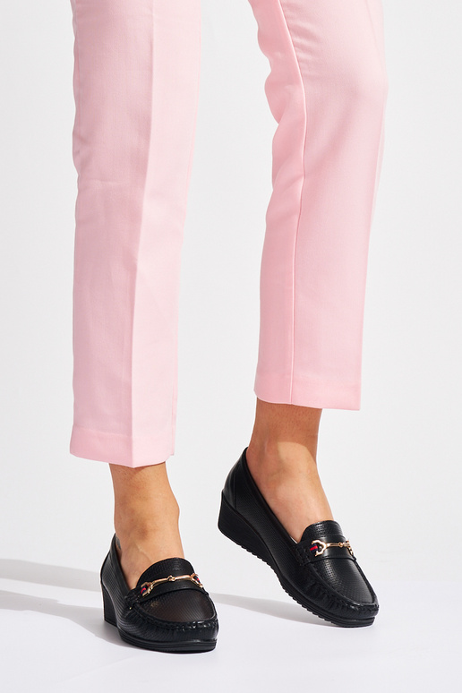 colore nero mocassini su un cuneo