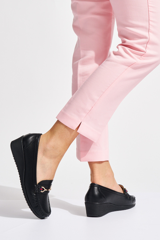 colore nero mocassini su un cuneo