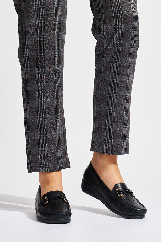 colore nero traforato mocassini su un...