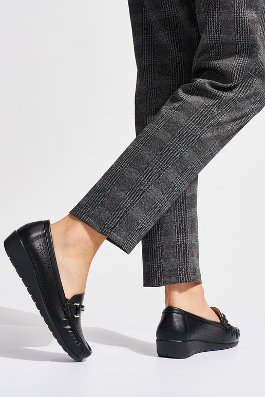 colore nero traforato mocassini su un...