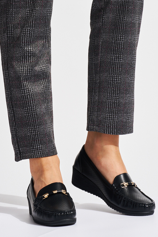 mocassini neri traforati su zeppa bassa