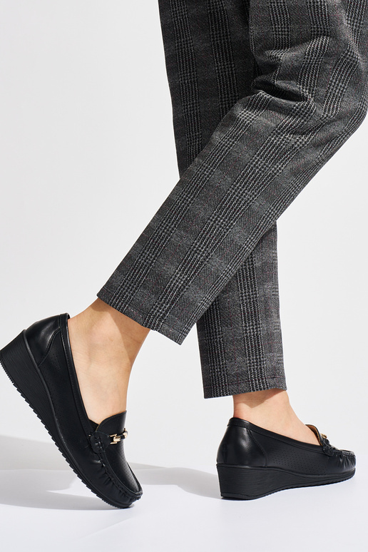 mocassini neri traforati su zeppa bassa