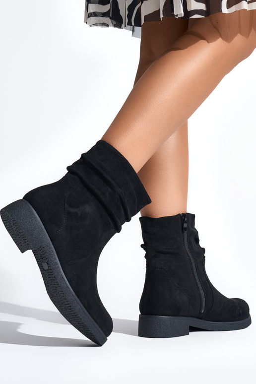 stivali neri in stile cowboy