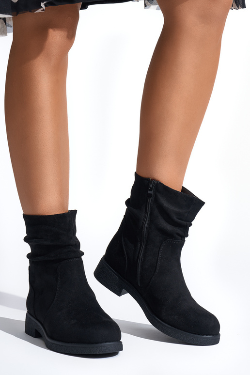 stivali neri in stile cowboy