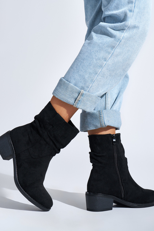 stivali neri in stile cowboy