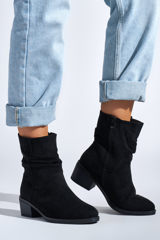 stivali neri in stile cowboy