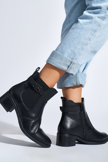 scarpe da donna nere su un... 2