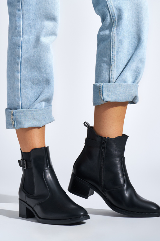 scarpe da donna nere su un palo basso