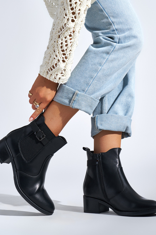 scarpe da donna nere su un palo basso