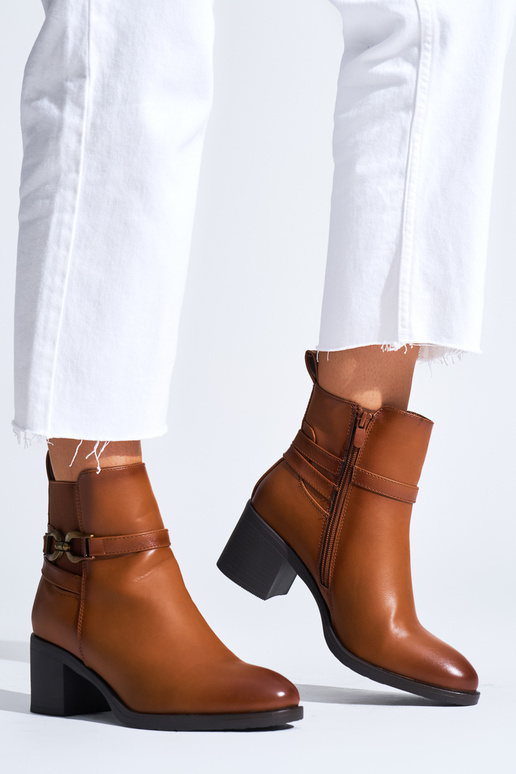 scarpe da donna marroni sul tallone