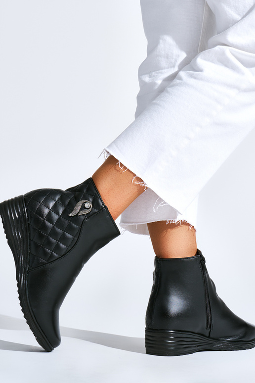 Comode scarpe nere con zeppa