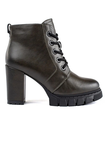 scarpe da donna kaki su un...