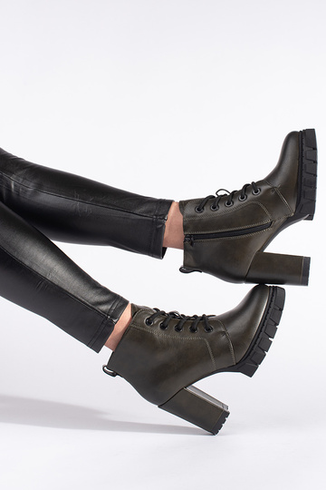 scarpe da donna kaki su un... 2