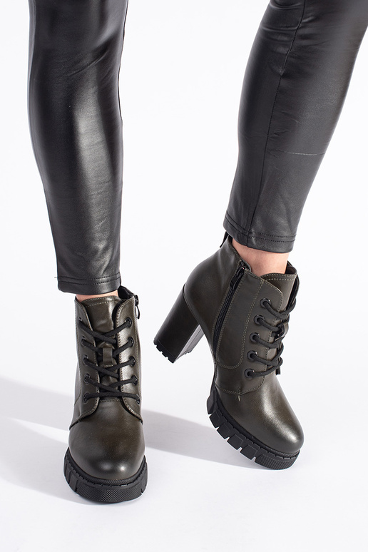 scarpe da donna kaki su un palo alto