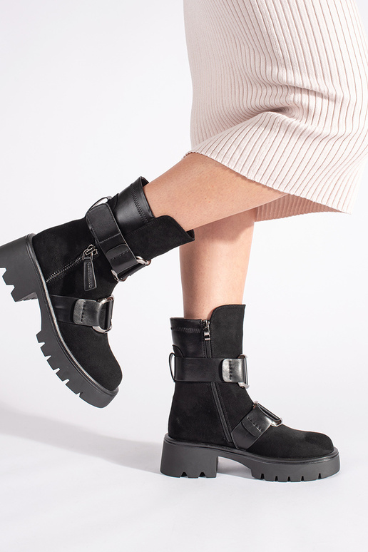 colore nero dalla pelle scamosciata...