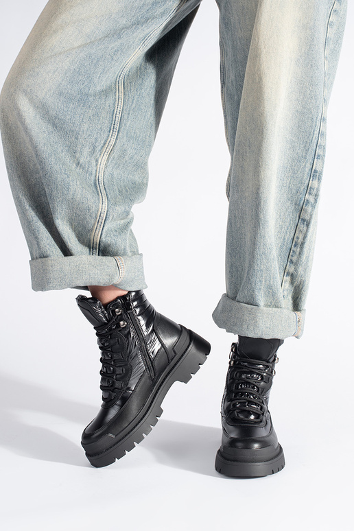 scarpe nere con suola spessa di... scarpe nere con suola spessa di...