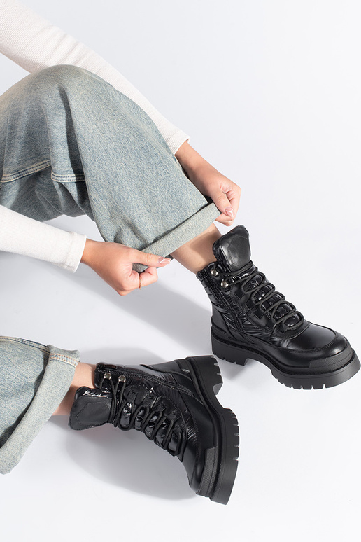 scarpe nere con suola spessa di... scarpe nere con suola spessa di...