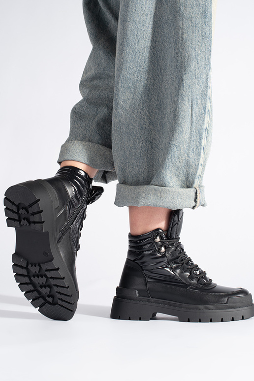 scarpe nere con suola spessa di... scarpe nere con suola spessa di...