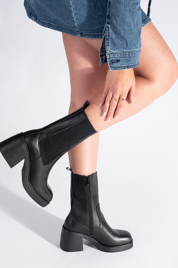 Stivali colore nero... 2