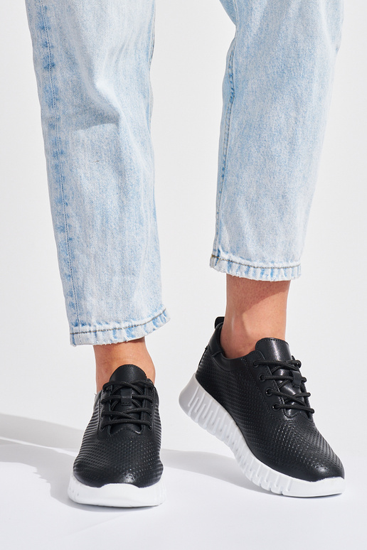 con elementi traforati scarpe nere di... con elementi traforati scarpe nere di...