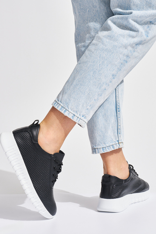 con elementi traforati scarpe nere di... con elementi traforati scarpe nere di...