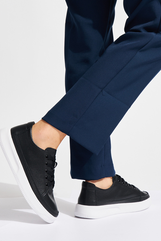 Scarpe in pelle traforata colore nero... Scarpe in pelle traforata colore nero...