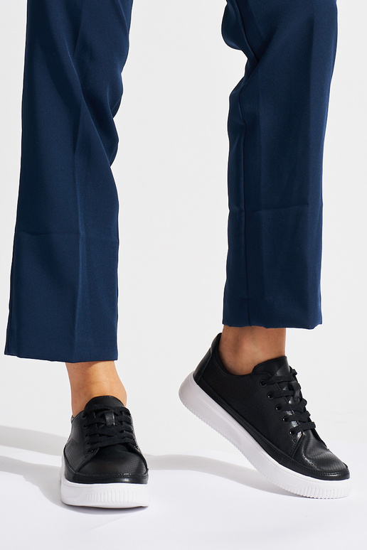 Scarpe in pelle traforata colore nero... Scarpe in pelle traforata colore nero...