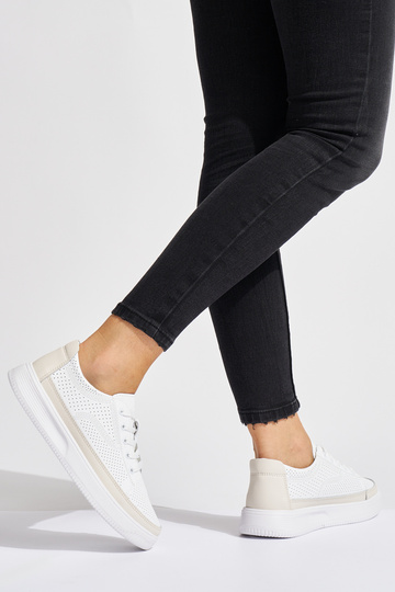 Scarpe in pelle traforata... 2