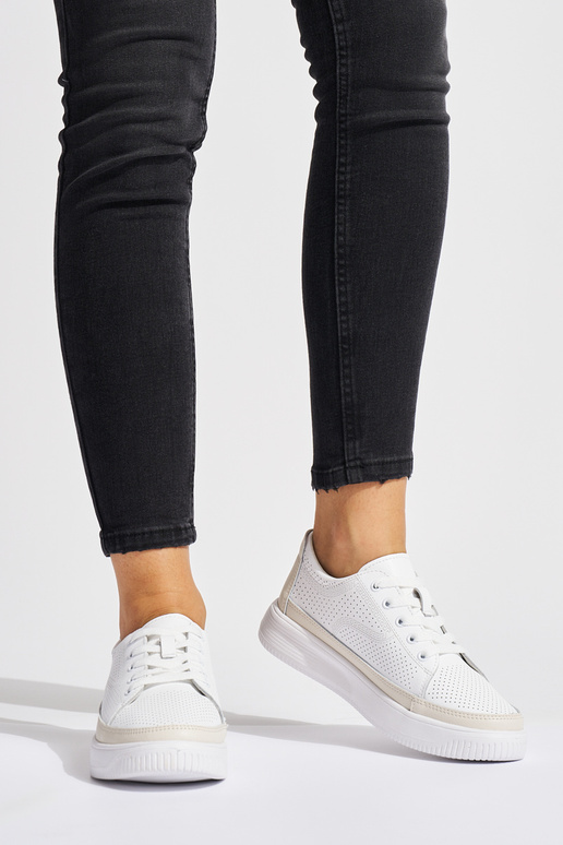 Scarpe in pelle traforata colore...