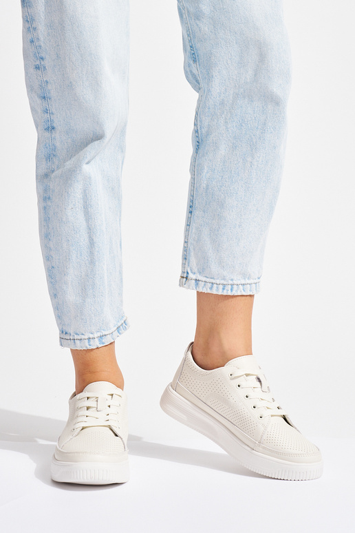 Scarpe in pelle traforata colore... Scarpe in pelle traforata colore...