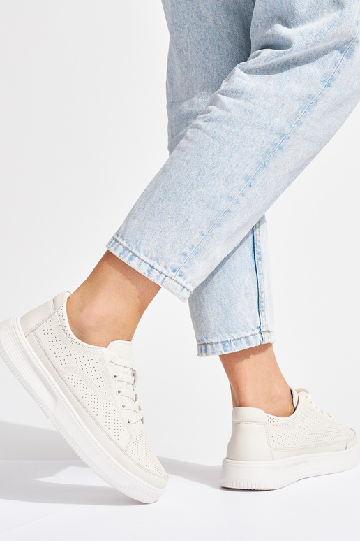 Scarpe in pelle traforata colore... Scarpe in pelle traforata colore...