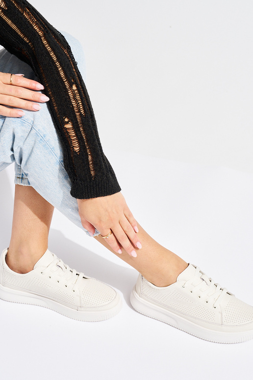 Scarpe in pelle traforata colore... Scarpe in pelle traforata colore...