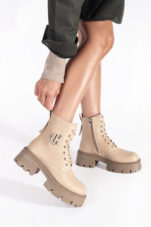 Pelle beige scarpe su una suola spessa