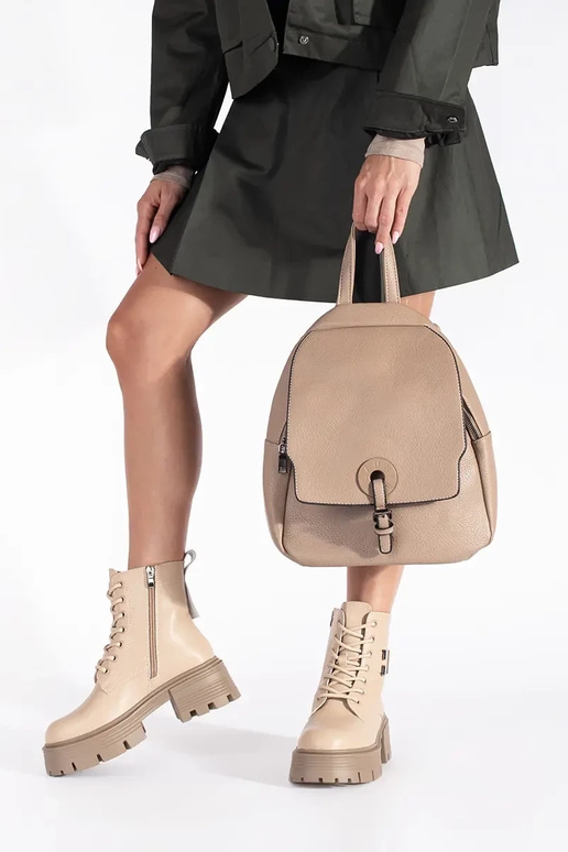 Pelle beige scarpe su una suola spessa