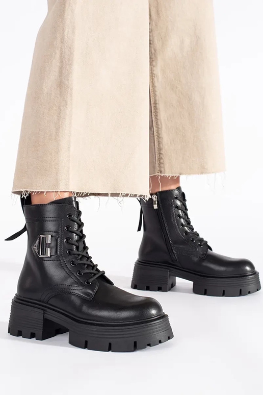 Pelle colore nero scarpe su una suola...