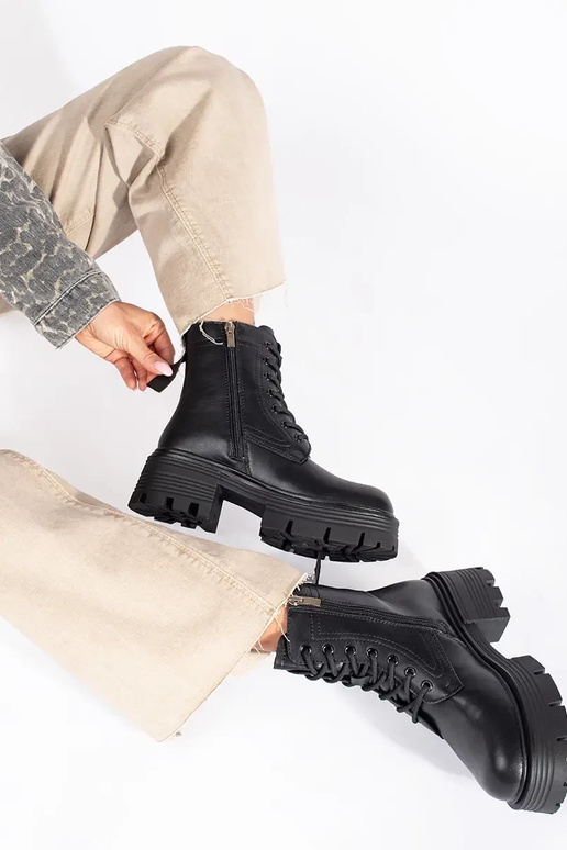 Pelle colore nero scarpe su una suola...