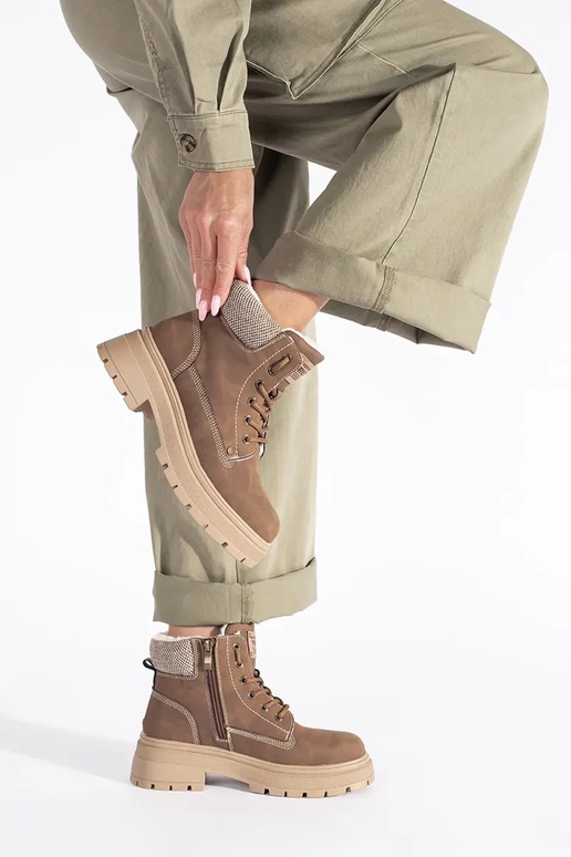 colore marrone isolato stivali