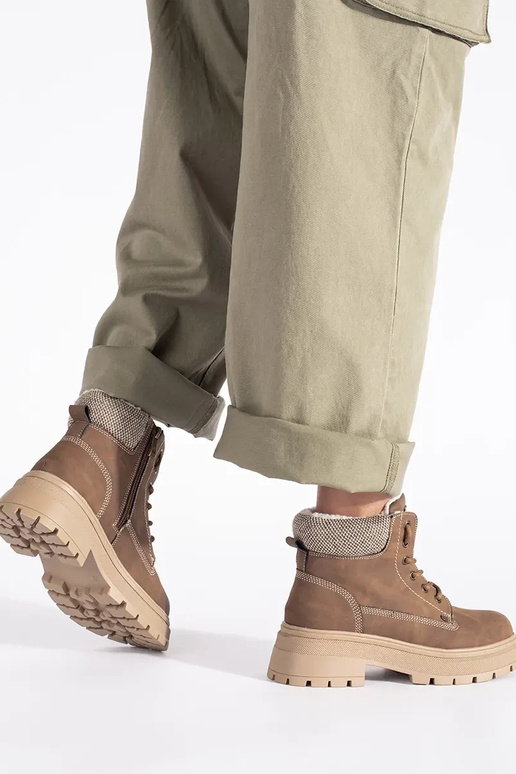 colore marrone isolato stivali