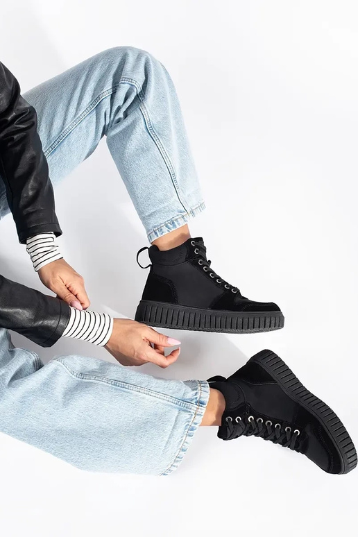 colore nero scarpe realizzato in vera...